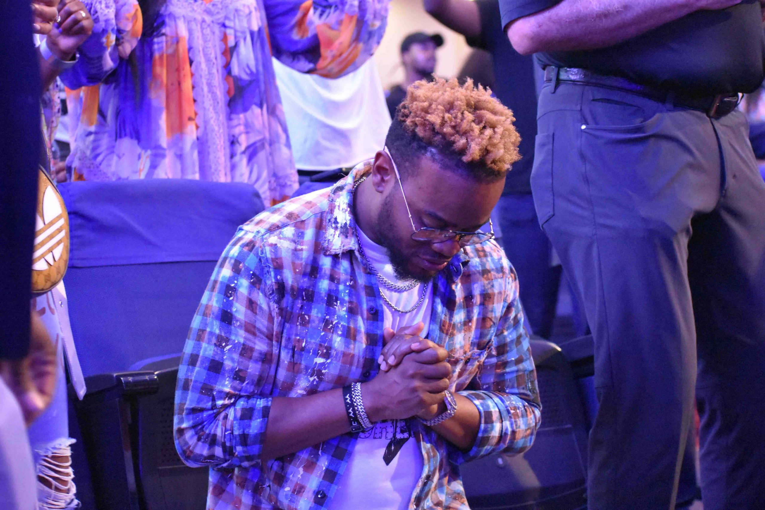 Travis-Greene-praying-before-his-set-at-the-Celebration-Center-on-December-10-2022.-Picture-credit-Jasper-Mutisi-scaled Travis Greene puts on a powerhouse performance at ‘The Shift’ Concert