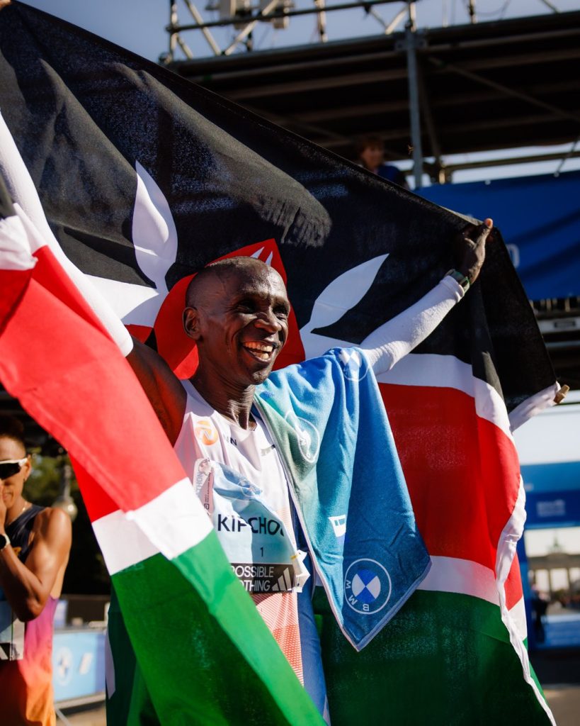 F6y7USFWMAA9S3w-819x1024 Kenyan long-distance runner Eliud Kipchoge EGH wins Berlin marathon 5th time