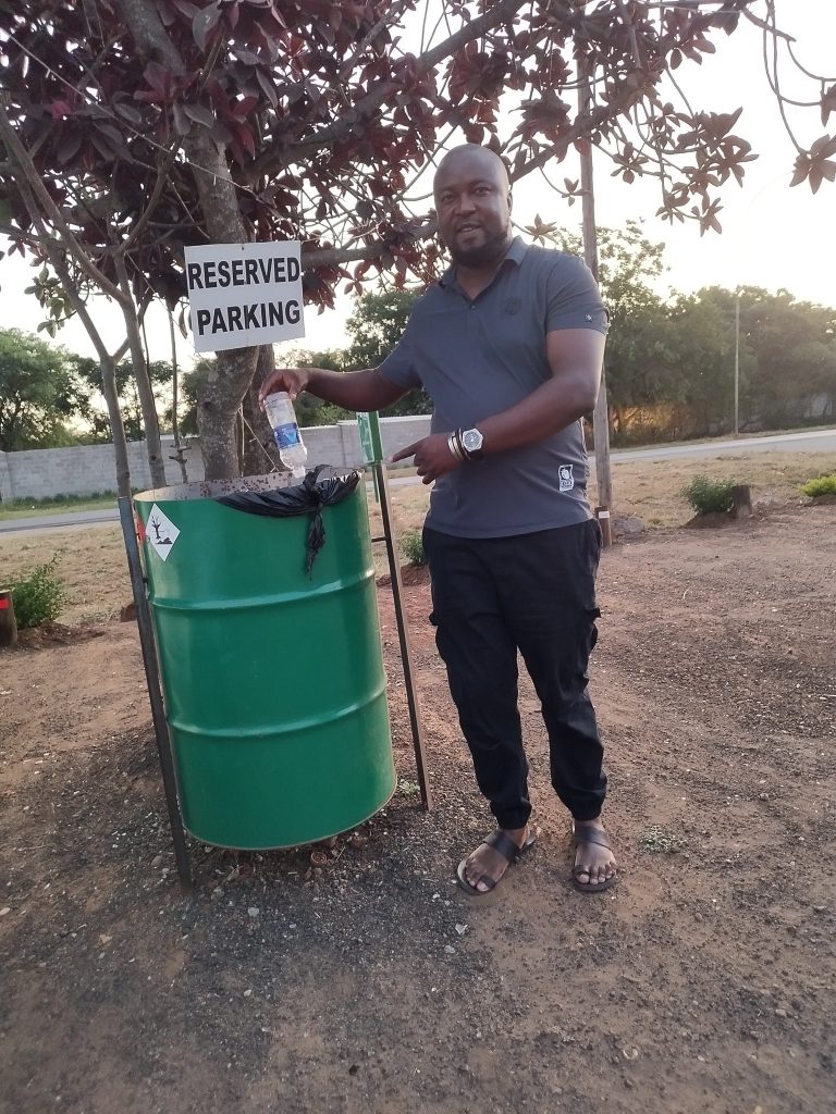 GIU2VSaW8AA5jMJ-768x1024 Meet Tonderai Shoko: The unsung hero cleaning Bulawayo's streets for five years and counting